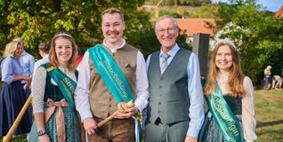 Auf unserem Foto (von links): Nadine Haderer, Jahn-Louis Blessing, Landrat Roland Bernhard und Linda Österle.